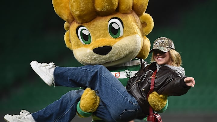 Schauspielerin und Model Sydney Sweeney war beim Heimspiel von Sporting Lissabon zu Gast Schauspielerin und Model Sydney Sweeney war beim Heimspiel von Sporting Lissabon zu Gast