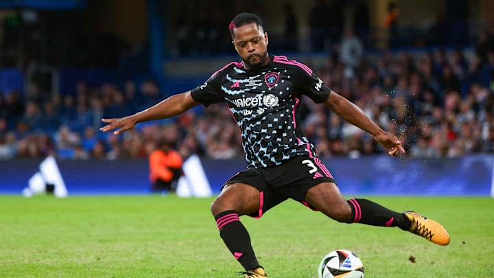 Patrice Evra évolué au poste de défenseur gauche. 