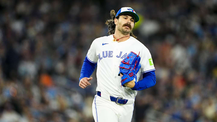 The Toronto Blue Jays and pitcher Dylan Cease are favored on Monday night.