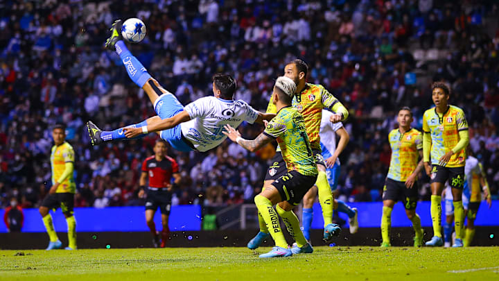 El jugador Guillermo Martínez en una chilena para el gol del Puebla ante el Atlas.