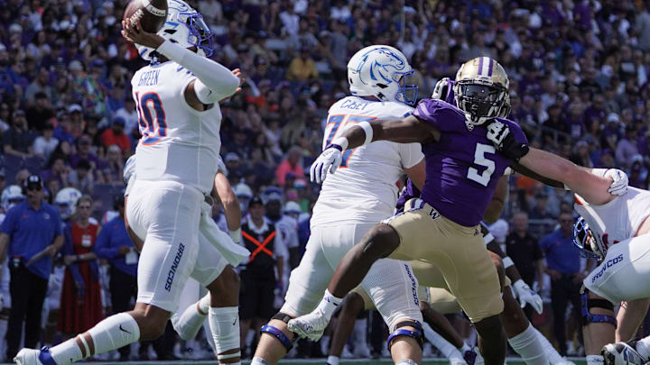 Linebacker Edefuan Ulofoshio rushes the Boise State passer. 