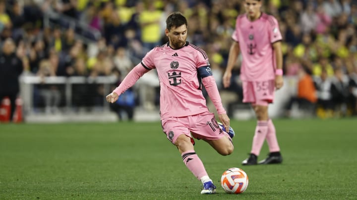 Lionel Messi é o grande nome do futebol mundial em cobranças de falta