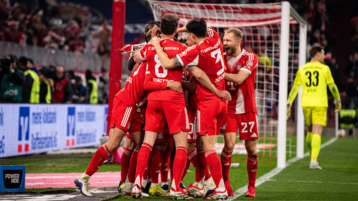 Bayern Munich players celebrating a goal against Borussia Monchengladbach on matchday 25 of the Bundesliga.