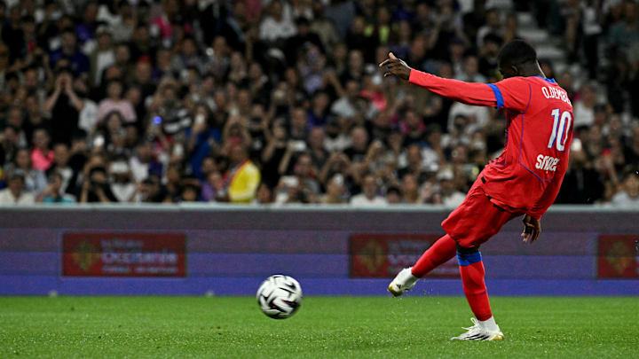 Ousmane Dembélé tirant un penalty face à Nantes.