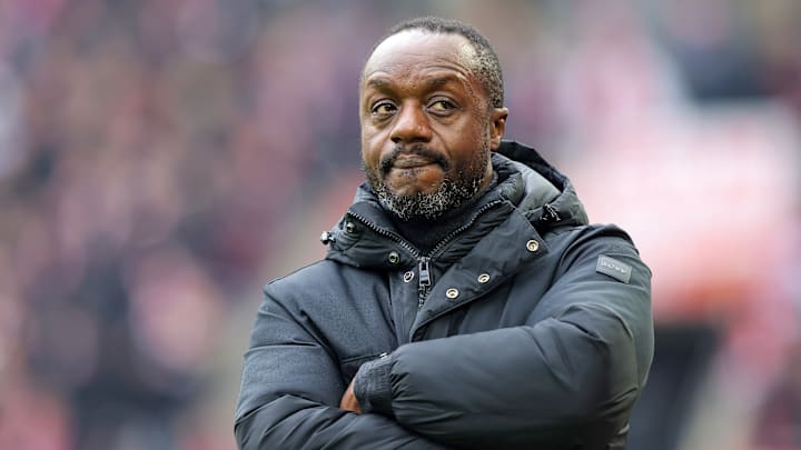 Ben Manga muss an der Schalke-Abwehr basteln