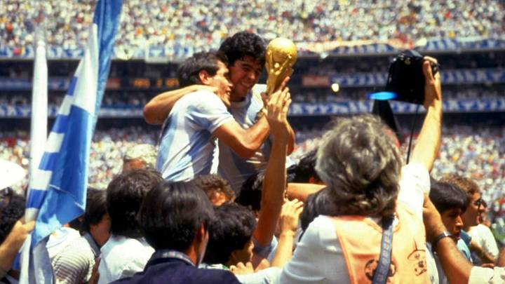 El Estadio Azteca a sus pies. Diego Armando Maradona alza el trofeo de la Copa del Mundo en 1986. El Estadio Azteca a sus pies. Diego Armando Maradona alza el trofeo de la Copa del Mundo en 1986.