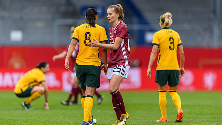 Sjoeke Nüsken (vorne) fällt beim Arnold Clark Cup aus