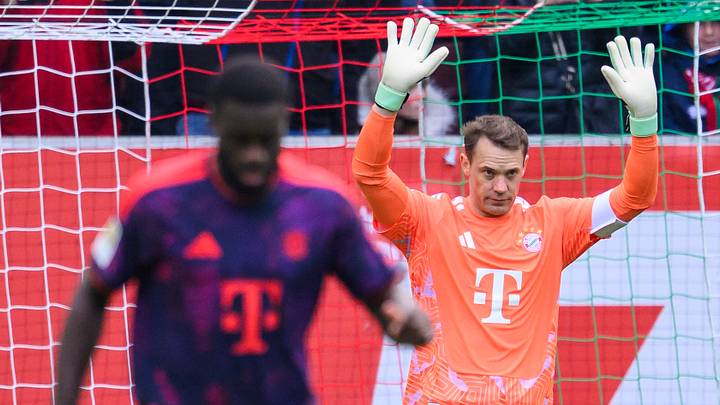 Manuel Neuer entschuldigt sich bei seinen Teamkollegen Manuel Neuer entschuldigt sich bei seinen Teamkollegen