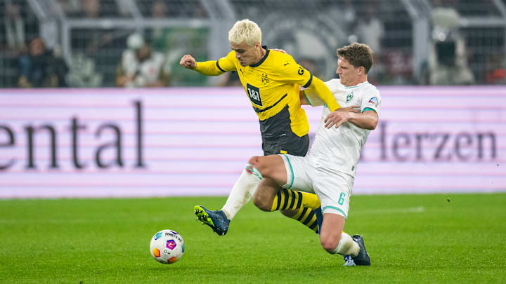 Gio Reyna im Duell mit Jens Stage Gio Reyna im Duell mit Jens Stage