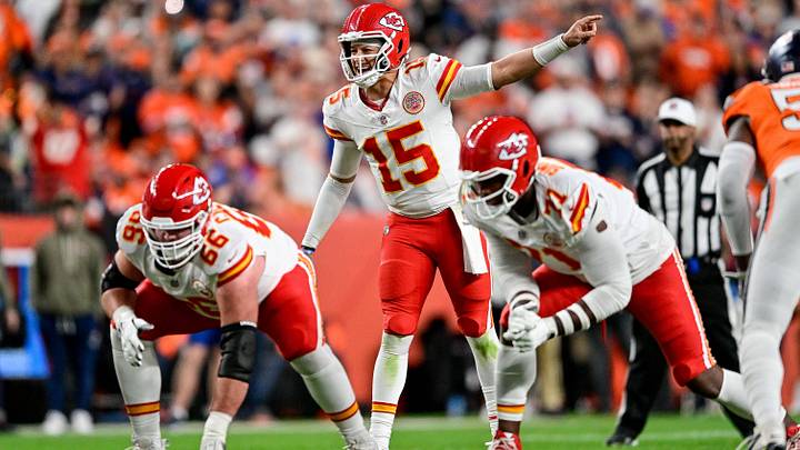 DENVER, CO - NOVEMBER 16: Kansas City Chiefs quarterback Patrick Mahomes (15) runs the offense against the Denver Broncos with Josh Simmons (71) at left tackle.