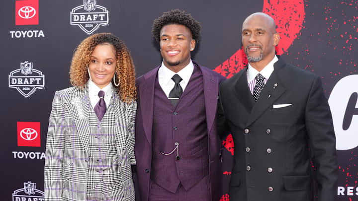 Ohio State Buckeyes defensive back Caleb Downs poses with his parents Gary Downs and Tanya Shorter Downs before the 2026 NFL Draft