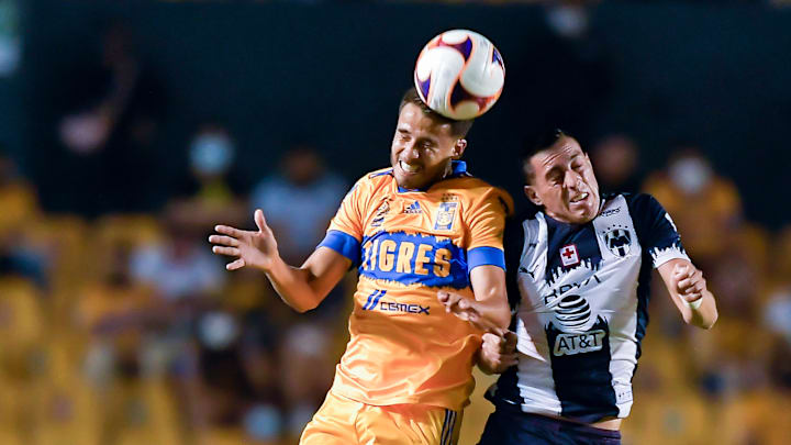 Diego Reyes y Rogelio Funes Mori en la disputa de un balón.