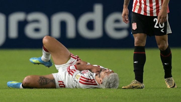 Arrascaeta precisou deixar o gramado ainda no primeiro tempo 