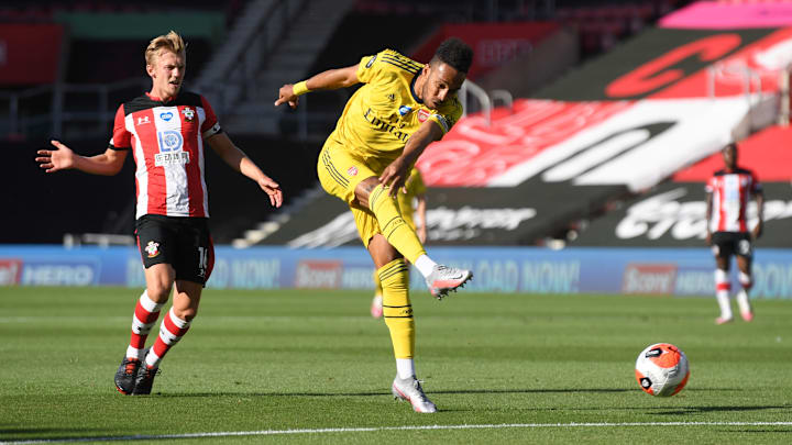 Arsenal e Southampton medem forças pela 16ª rodada da Premier League 202122. 