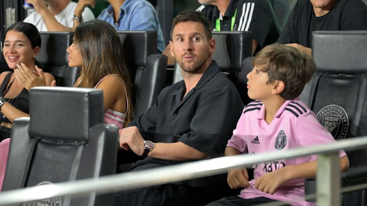 Lionel Messi viendo un partido del Inter Miami desde la tribuna junto a su familia