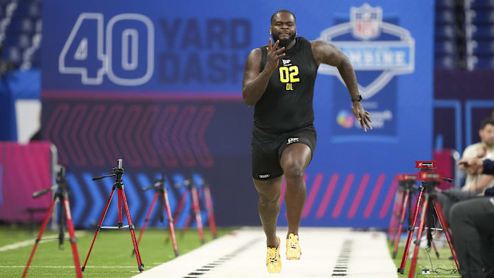 Feb 26, 2026; Indianapolis, IN, USA; Florida defensive lineman Caleb Banks (DL02) runs the 40-yard dash during the NFL Scouting Combine  at Lucas Oil Stadium. Mandatory Credit: Kirby Lee-Imagn Images