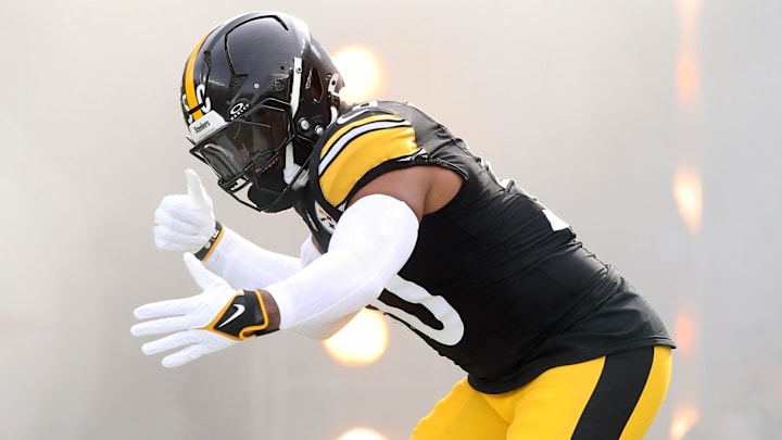 Nov 17, 2024; Pittsburgh, Pennsylvania, USA;  Pittsburgh Steelers linebacker Elandon Roberts (50) takes the field against  the Baltimore Ravens at Acrisure Stadium. Mandatory Credit: Charles LeClaire-Imagn Images