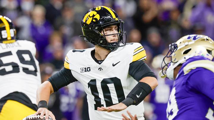 Oct 9, 2026; Seattle, Washington, USA; Iowa Hawkeyes quarterback Jeremy Hecklinski (10) passes against the Washington Huskies during the first quarter at Husky Stadium. Mandatory Credit: Joe Nicholson-Imagn Images Oct 9, 2026; Seattle, Washington, USA; Iowa Hawkeyes quarterback Jeremy Hecklinski (10) passes against the Washington Huskies during the first quarter at Husky Stadium. Mandatory Credit: Joe Nicholson-Imagn Images