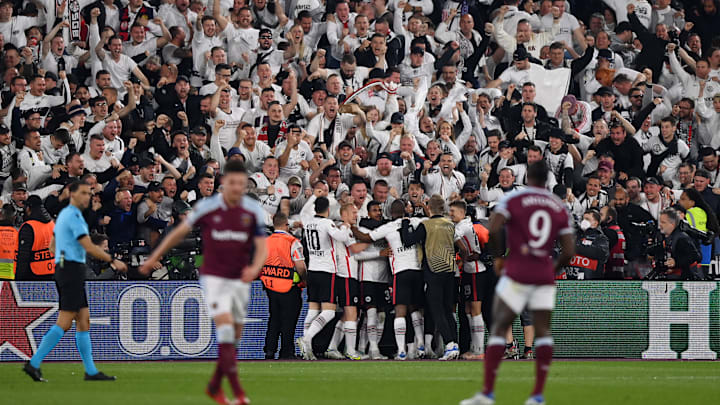 Die Eintracht bejubelt den Siegtreffer vor der eigenen Kurve Die Eintracht bejubelt den Siegtreffer vor der eigenen Kurve