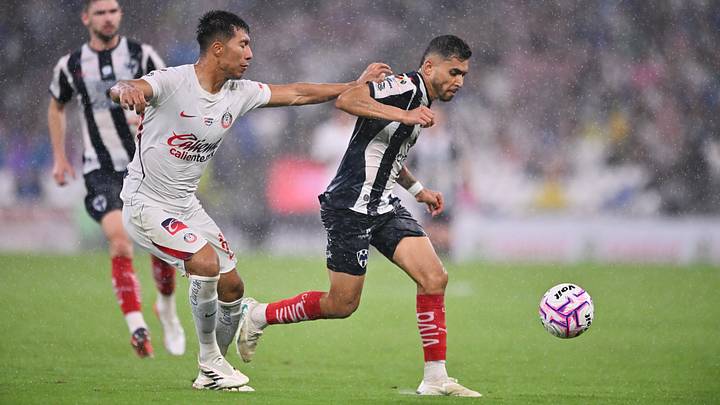 Dani Aguirre y Orbelín Pineda disputan el esférico Dani Aguirre y Orbelín Pineda disputan el esférico