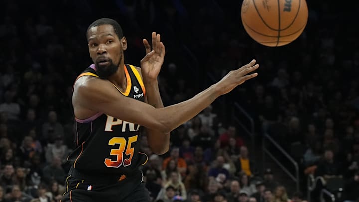 Phoenix Suns forward Kevin Durant makes the pass against the New York Knicks in the first half at Footprint Center. Mandatory Credit: Rick Scuteri-Imagn Images
