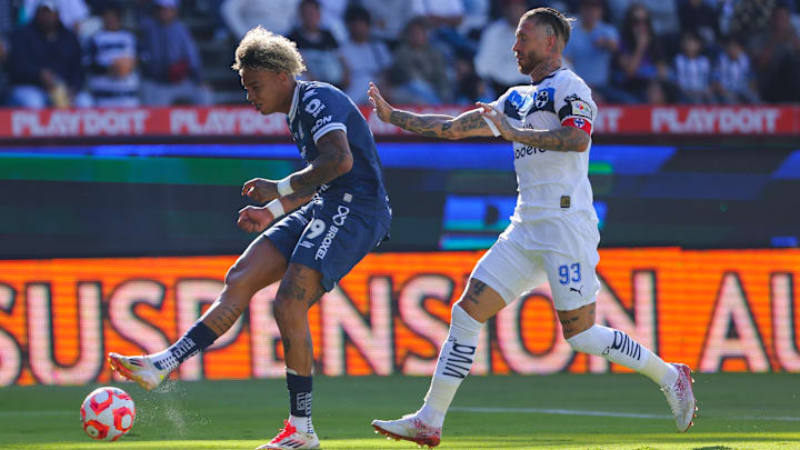 El delantero venezolano Jhonder Cádiz es seguido por el capitán español Sergio Ramos El delantero venezolano Jhonder Cádiz es seguido por el capitán español Sergio Ramos