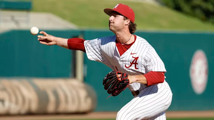 Carson Ozmer (14) delivers a pitch.