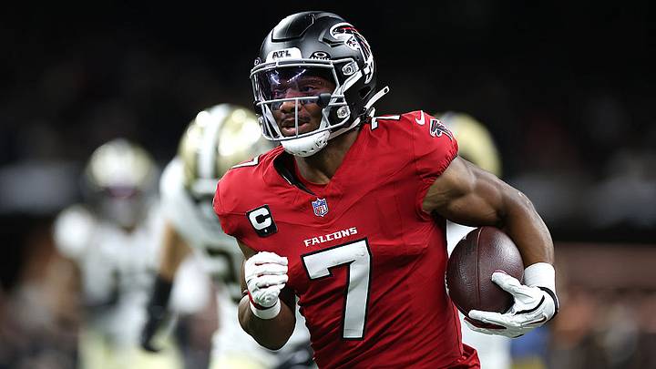 Bijan Robinson corre para 145 yardas y lidera el triunfo de Falcons Bijan Robinson corre para 145 yardas y lidera el triunfo de Falcons