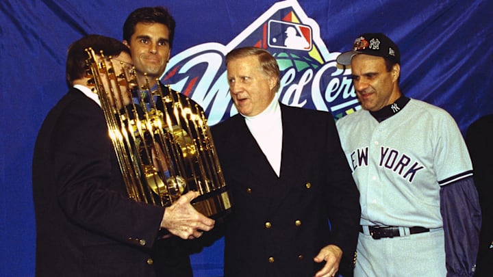 George Steinbrenner propietario de New York Yankees  y el manager Joe Torre reciben el trofeo de la Serie Mundia de 1998 Mandatory Credit: Imagn Images