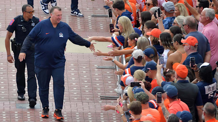 Sep 13, 2025; Champaign, Illinois, USA; Illinois Fighting Illini head coach Bret Bielema shakes hands with fans before an NCAA game against the Western Michigan Broncos at Memorial Stadium. Mandatory Credit: Ron Johnson-Imagn Images Sep 13, 2025; Champaign, Illinois, USA; Illinois Fighting Illini head coach Bret Bielema shakes hands with fans before an NCAA game against the Western Michigan Broncos at Memorial Stadium. Mandatory Credit: Ron Johnson-Imagn Images