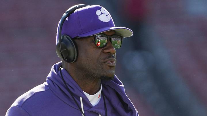 Clemson loses out on a three-star defensive end with close ties to the program, as he chose the Kentucky Wildcats on Friday. Clemson loses out on a three-star defensive end with close ties to the program, as he chose the Kentucky Wildcats on Friday.