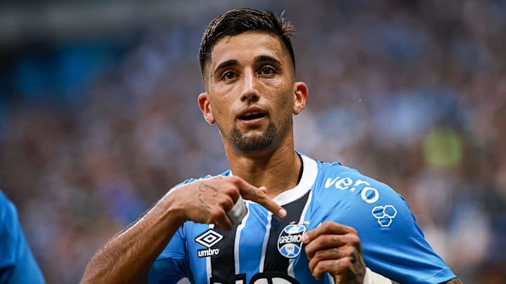 Kike Olivera marcou o gol decisivo do Grêmio sobre o Peixe Kike Olivera marcou o gol decisivo do Grêmio sobre o Peixe