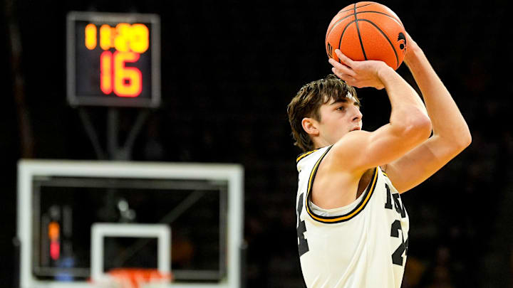 Iowa Hawkeyes guard Tate Sage (24)