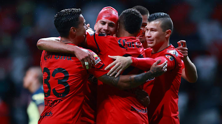 Jugadores del Toluca celebran un gol.