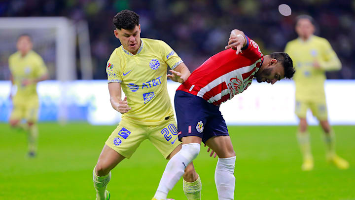 Alexis Vega y Richard Sánchez en la disputa de un balón.