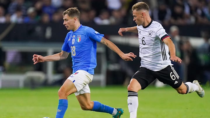 Joshua Kimmich verfolgt Nicolo Barella