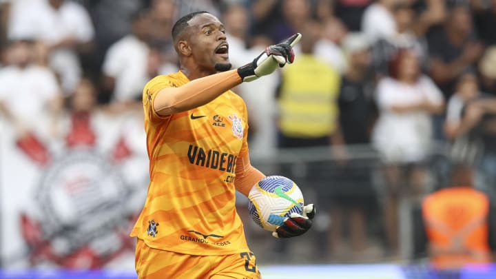 Carlos Miguel negocia com time da Inglaterra e é dúvida para o jogo do Corinthians. Carlos Miguel negocia com time da Inglaterra e é dúvida para o jogo do Corinthians.
