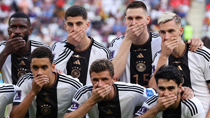 Mund zu - die Geste der Nationalmannschaft Mund zu - die Geste der Nationalmannschaft