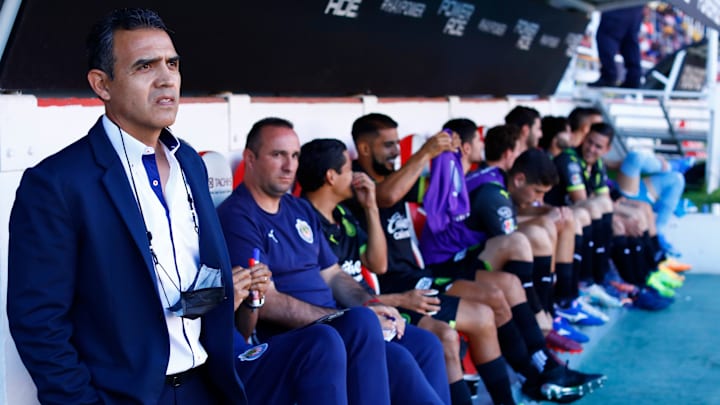 Ricardo Cadena logró su cuarta victoria consecutiva al frente de Chivas y aseguró jugar como local en la repesca. Ricardo Cadena logró su cuarta victoria consecutiva al frente de Chivas y aseguró jugar como local en la repesca.