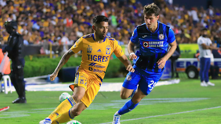 Javier Aquino y Santiago Giménez, Tigres UANL vs Cruz Azul Javier Aquino y Santiago Giménez, Tigres UANL vs Cruz Azul