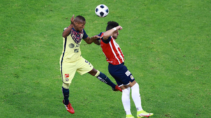 Pedro Aquino pelea un balón con Alexis Vega.