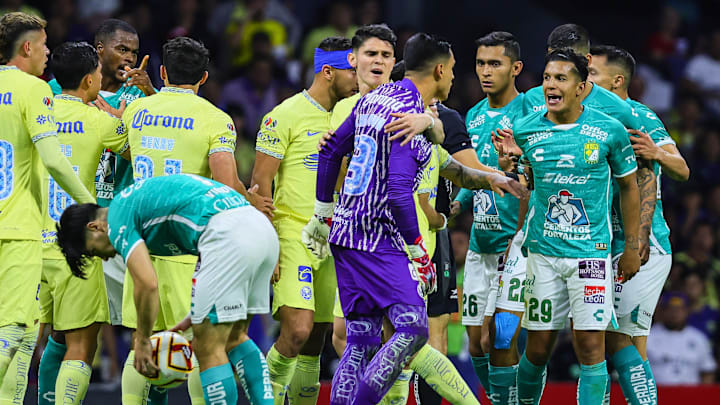 Jugadores de América y de León se encaran.