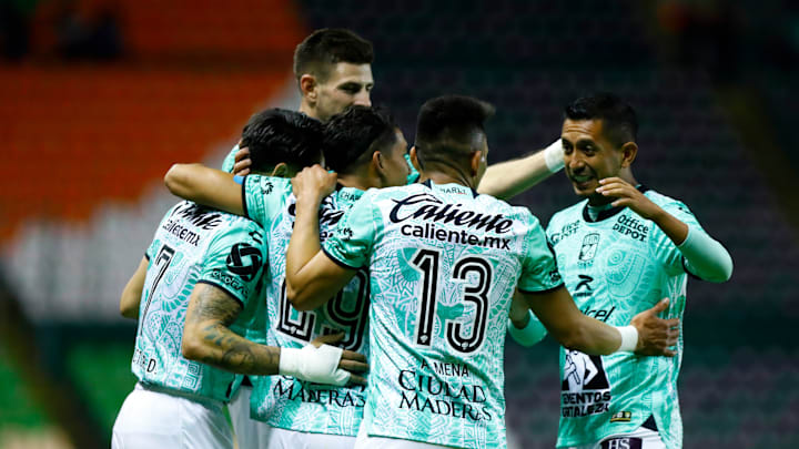 Jugadores del León celebran un gol.