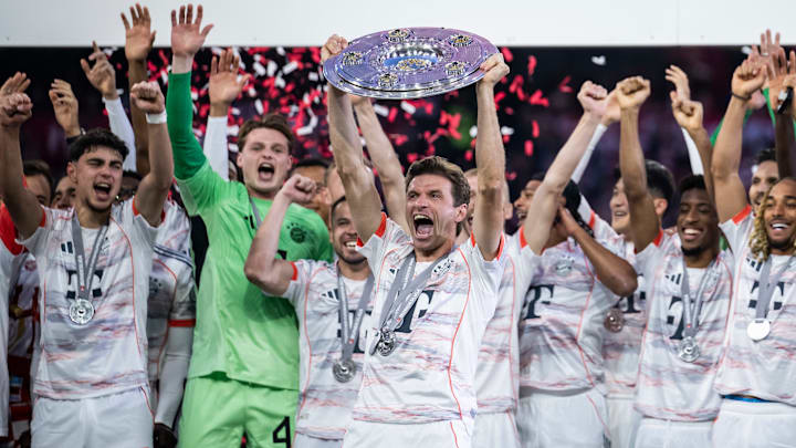 Thomas Müller ergueu a Salva de Prata para comemorar a conquista da Bundesliga Thomas Müller ergueu a Salva de Prata para comemorar a conquista da Bundesliga