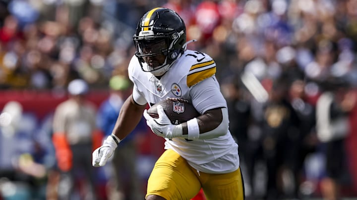 Sep 21, 2025; Foxborough, Massachusetts, USA; Pittsburgh Steelers running back Kenneth Gainwell (14) rushes for a touchdown during the first quarter at Gillette Stadium. Mandatory Credit: Paul Rutherford-Imagn Images Sep 21, 2025; Foxborough, Massachusetts, USA; Pittsburgh Steelers running back Kenneth Gainwell (14) rushes for a touchdown during the first quarter at Gillette Stadium. Mandatory Credit: Paul Rutherford-Imagn Images