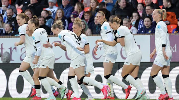 Die DFB-Frauen bejubelten das Tor von Elisa Senß