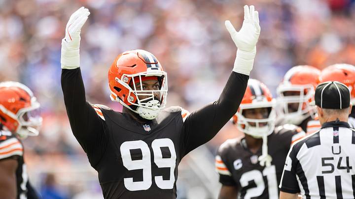 Sep 22, 2024; Cleveland, Ohio, USA; Cleveland Browns defensive end Za'Darius Smith (99) pumps up the crowd between plays against the New York Giants during the first quarter at Huntington Bank Field. Mandatory Credit: Scott Galvin-Imagn Images Sep 22, 2024; Cleveland, Ohio, USA; Cleveland Browns defensive end Za'Darius Smith (99) pumps up the crowd between plays against the New York Giants during the first quarter at Huntington Bank Field. Mandatory Credit: Scott Galvin-Imagn Images