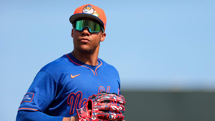  New York Mets left fielder Juan Soto looking up 
