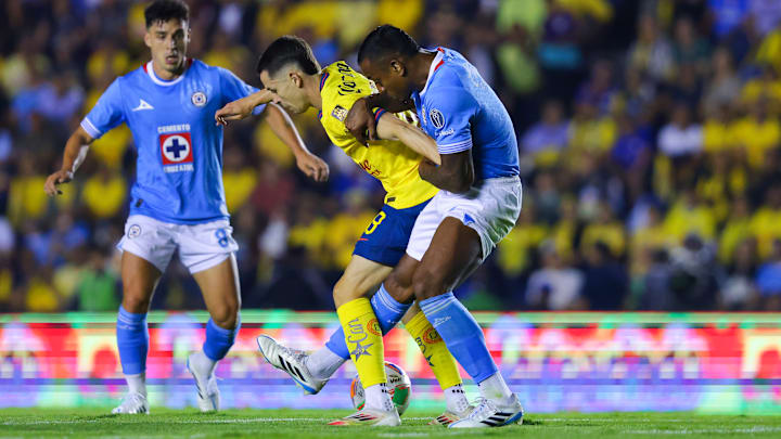 Álvaro Fidalgo es marcado de cerca por Willer Ditta Álvaro Fidalgo es marcado de cerca por Willer Ditta