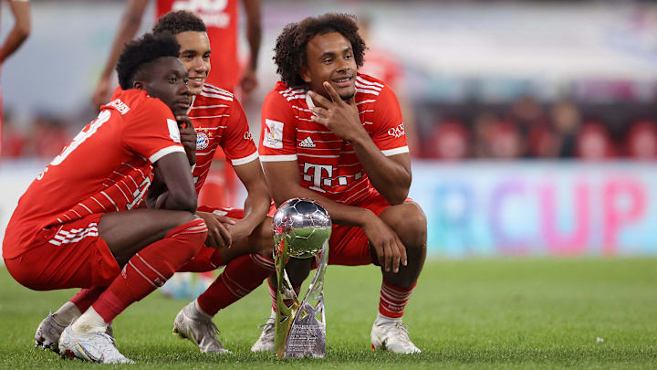 Joshua Zirkzee (r.) mit Davies und Musiala Joshua Zirkzee (r.) mit Davies und Musiala